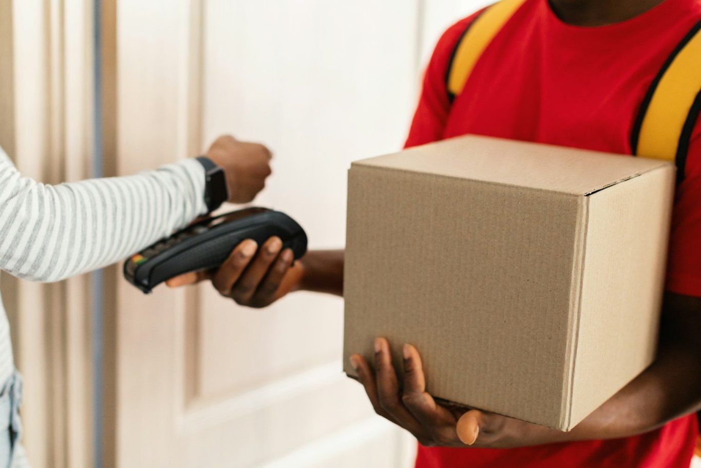 Übergabe eines Pakets an der Haustür