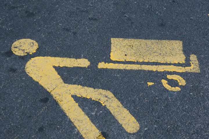 Fahrbahnmarkierung auf Asphalt